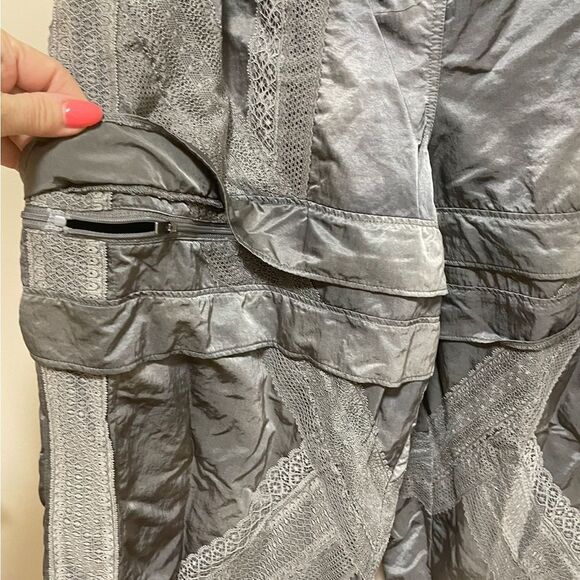 New Free People 
Trailhead Convertible Pants/shorts size M
Retail $188 - Picture 8 of 9